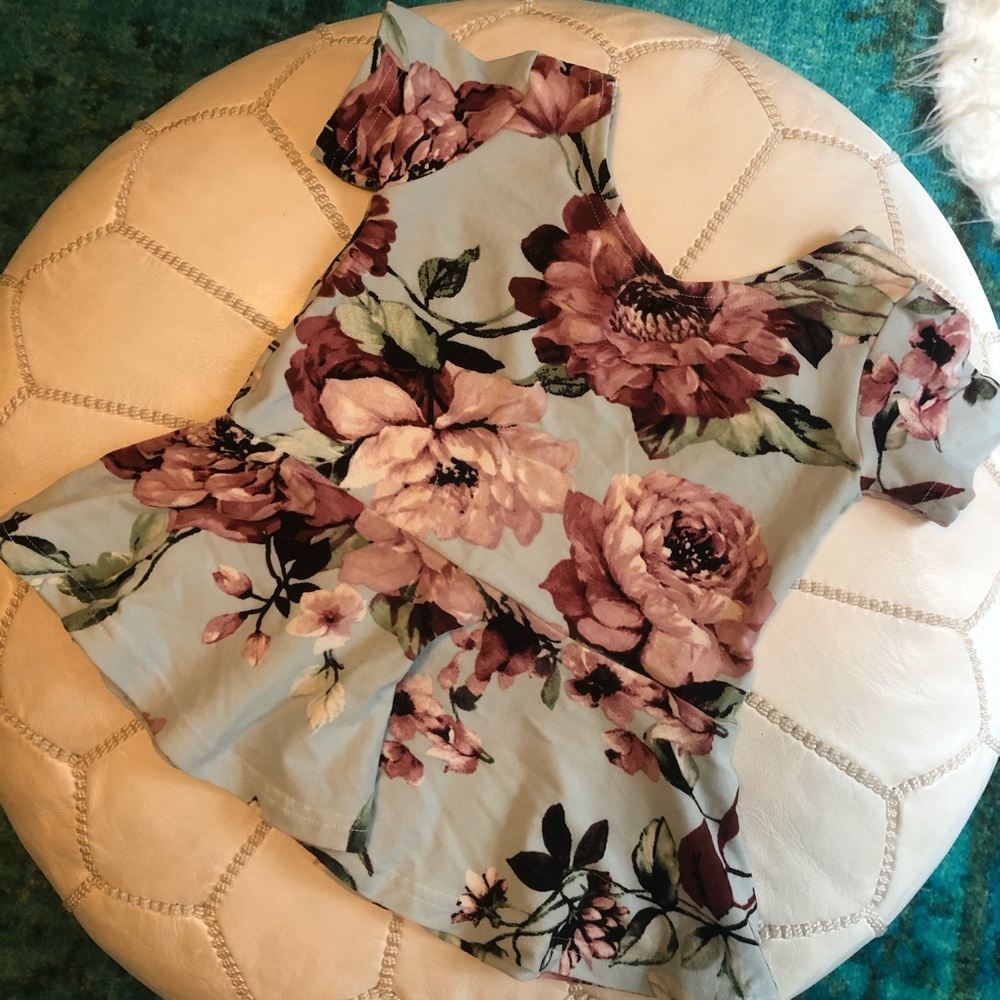 NWOT 2T Peplum Floral Top